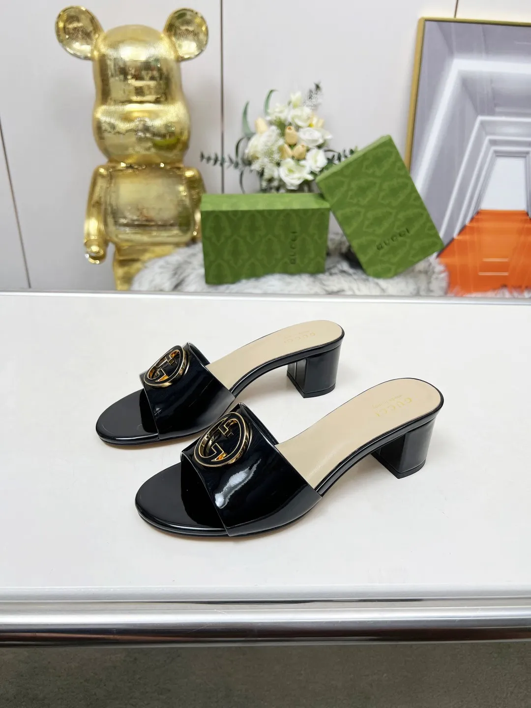 👟👟Ex-factory price 360👟👟 Genuine leather sole +40 Gucci 𝟐𝟎𝟐5 new spring and summer double G buckle round toe medium heel slippers, this G family series of slippers are so beautiful, high-end must buy~ The double G Logo is so beautiful on the feet, a classy style! The buttons have the GUCCI logo. Fabric: Cowhide Lining: Sheepskin lining Sheepskin pad Heel height: 5CM Sole: Italian genuine leather outsole Size: 35-44 [42 43 44 customized]